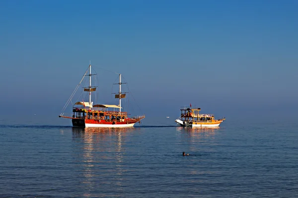 Türkische Gulet-Kreuzfahrtschiffe in der frühen Morgensonne — Stockfoto