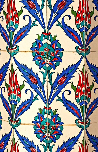Ingewikkelde floral keramische tegels op een oude Turkse moskee — Stockfoto