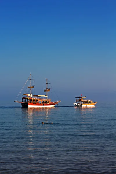 Турецкие круизные лайнеры Gulet под утренним солнцем — стоковое фото