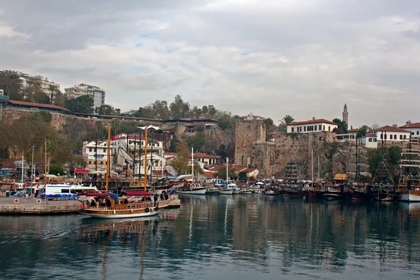 Beskåda av Kaleici, Antalya gamla staden hamnen. — Stockfoto