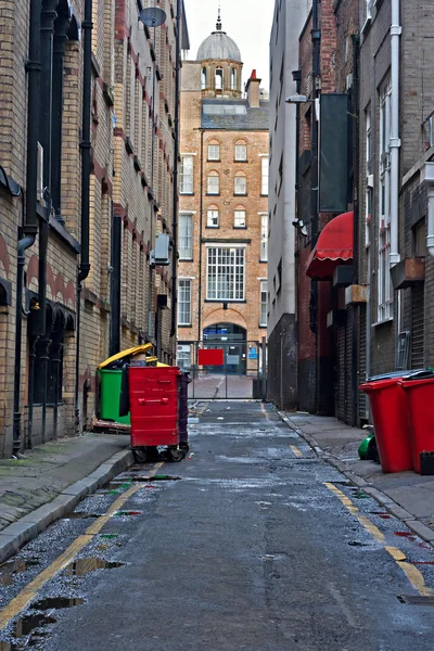 Looking down an empty inner city alleyway — Stock Photo, Image