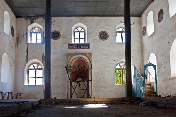 被遗弃的希腊、 土耳其清真寺在土耳其多安贝伊艾登 — 图库照片
