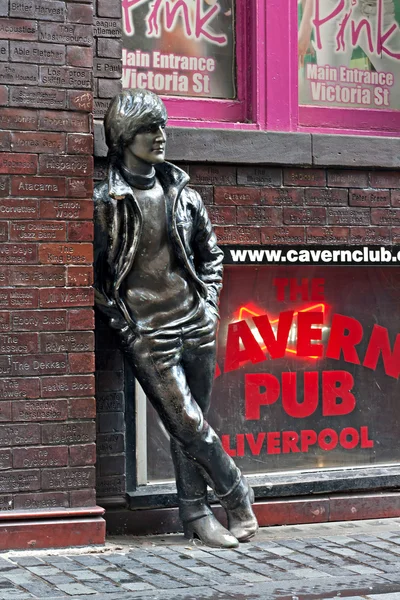 John Lennon standbeeld in Mathew Street, Liverpool, Verenigd Koninkrijk — Stockfoto