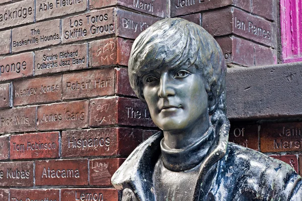 John Lennon statue in Mathew Street, Liverpool, UK — Stock Photo, Image