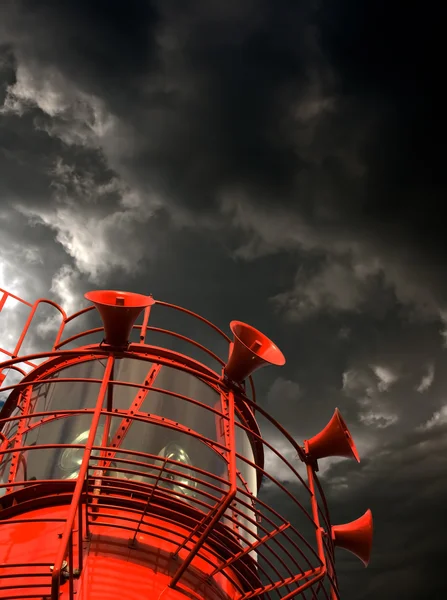 Barco de luz rojo con cuernos de niebla contra nubes de tormenta — Foto de Stock