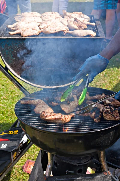 Cooking chicken on an outdoor barbecue — Stock Photo, Image