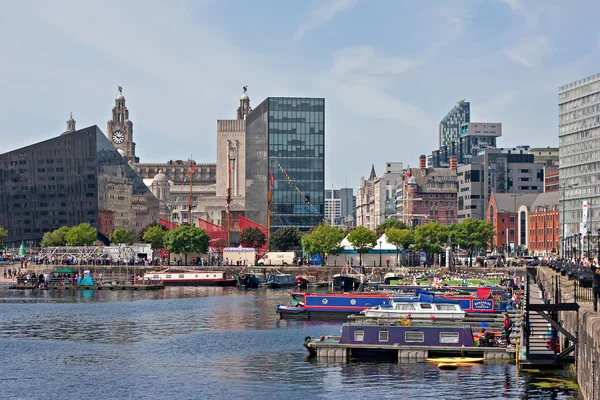 Barcaças de canal na doca Albert de Liverpool — Fotografia de Stock