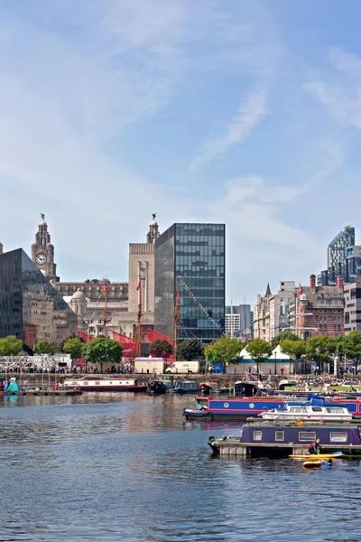 Kanalen pråmar i Liverpools Albert Dock — Stockfoto