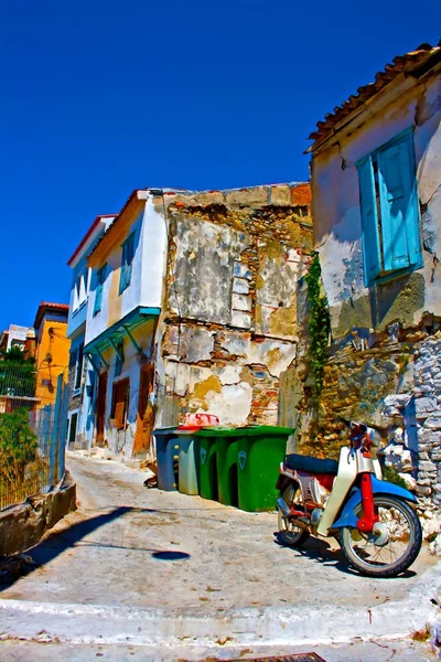 Yıkık bir Yunan köyde eski bir paslı moped dijital boyama — Stok fotoğraf