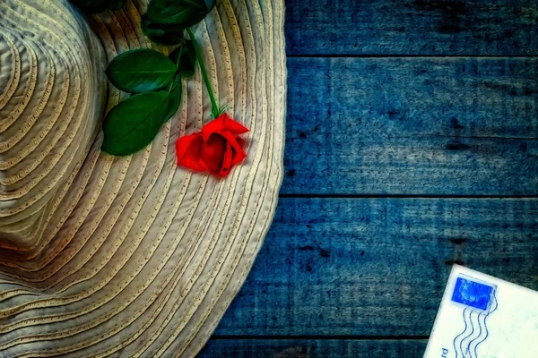 Una pintura digitalmente construida de sombreros de mujer con una rosa roja —  Fotos de Stock