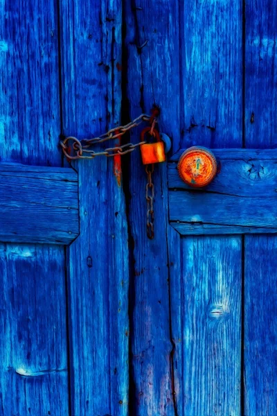 Padlocked blauw houten deur — Stockfoto