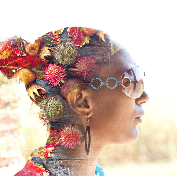 Egy fiatal nő a haja színes virágok, dupla expozíció portréja — Stock Fotó
