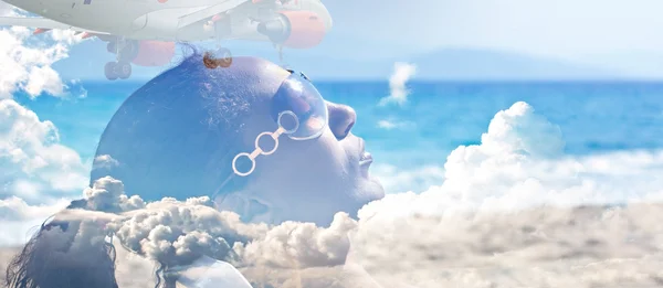 Зображення подвійної експозиції сонячної ванни молодої жінки та пасажирського реактивного літака — стокове фото