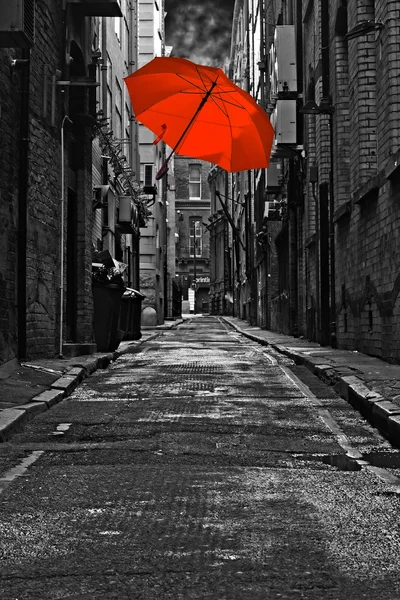 Ombrello rosso in un vicolo urbano buio — Foto Stock