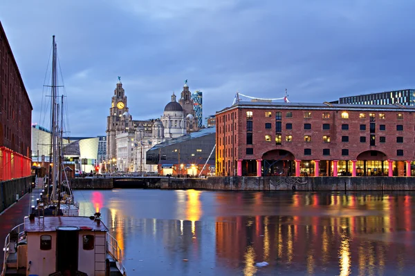 Vista da histórica orla marítima de Liverpool retirada de Albert Dock — Fotografia de Stock