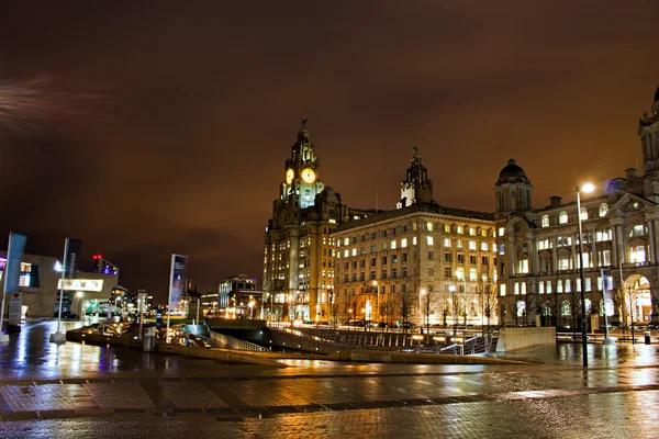 Edifici storici sul lungomare di Liverpool di notte — Foto Stock