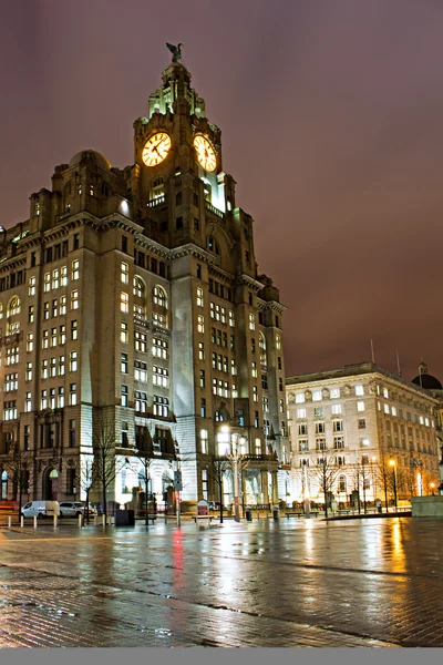 Liverpool's Historic Waterfront Buildings at Night — Stock Photo, Image