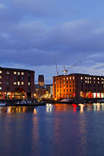 Liverpool történelmi vízparti Albert Dock vett kilátás — Stock Fotó