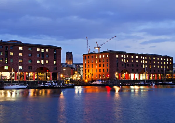 Liverpool'un tarihi Waterfront Albert Dock cihazından alınan görünümünü — Stok fotoğraf