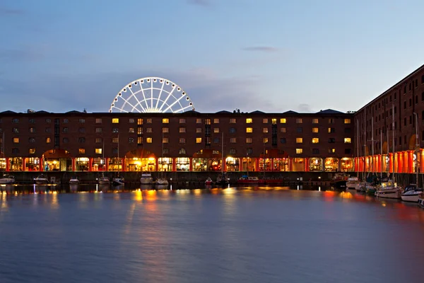 Vista de Albert Dock en Liverpool Reino Unido por la noche — Foto de Stock