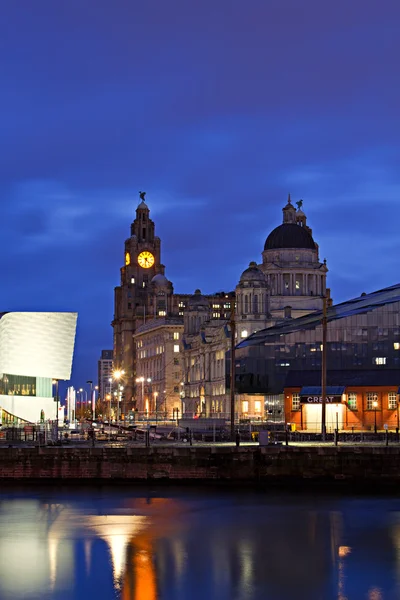 Liverpool's Historic Waterfront Buildings at Night — Stock Photo, Image