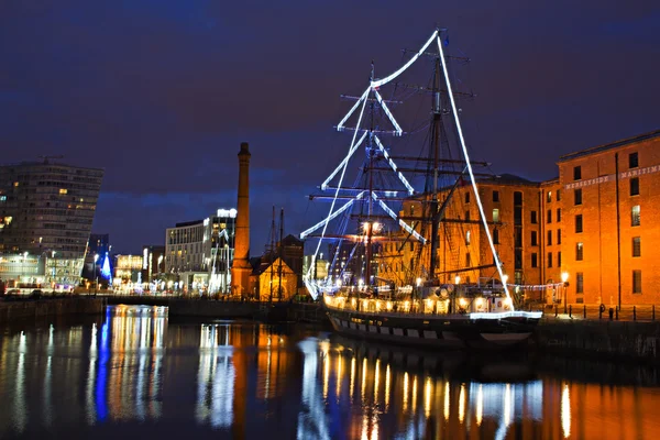 Vista da histórica orla marítima de Liverpool retirada de Albert Dock — Fotografia de Stock