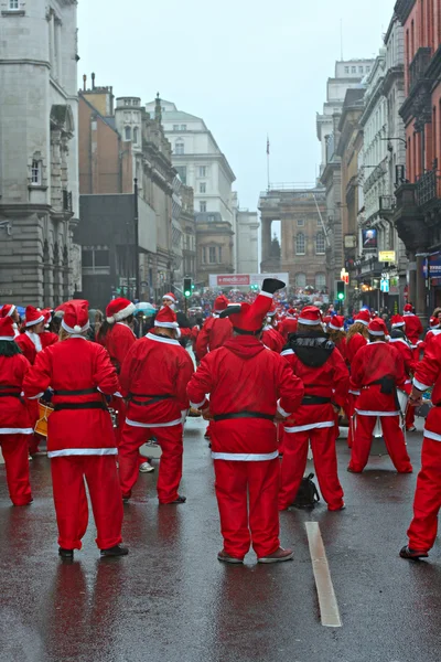 在一年一度的圣诞老人短跑 Liverppol，英国 2015 年 12 月 6 日，在圣诞老人服装巴塔拉桑巴乐队表演 — 图库照片