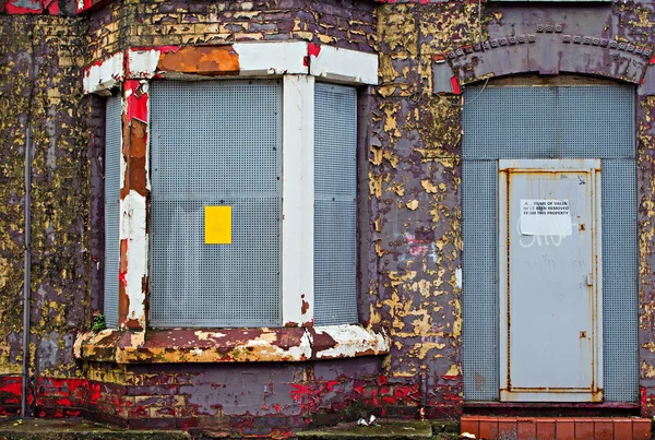 Bordade upp hus väntar på förnyelse i Liverpool Uk. — Stockfoto