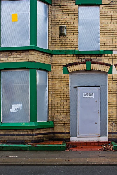 Bedeszkázva házak vár regenerációs Liverpool Angliában. — Stock Fotó