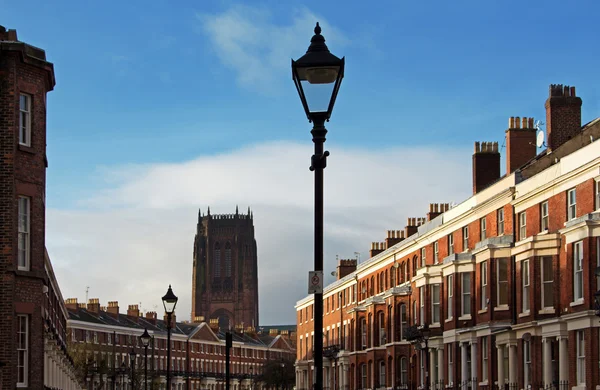 Georgian houses in Liverpool UK, with Liverpool Cathedral in the — Stock Photo, Image