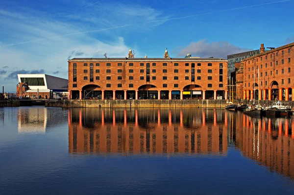 Το Albert Dock στο Ηνωμένο Βασίλειο Λίβερπουλ σε μια όμορφη ηλιόλουστη μέρα — Φωτογραφία Αρχείου