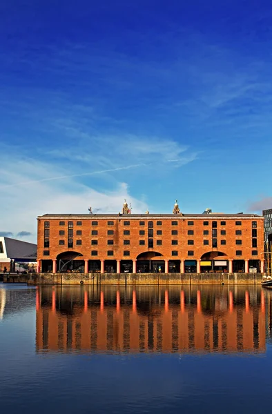 Az Albert Dock Liverpool Angliában egy szép napsütéses napon — Stock Fotó