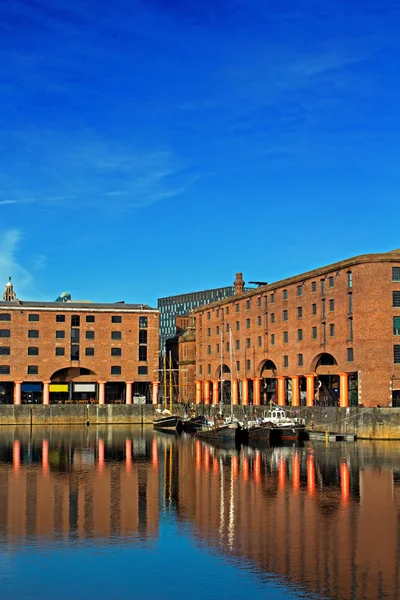 Az Albert Dock Liverpool Angliában egy szép napsütéses napon — Stock Fotó