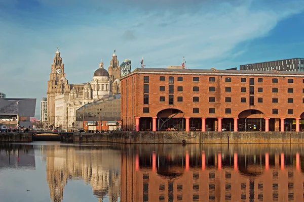Το Albert Dock και ήπαρ κτίρια στο Ηνωμένο Βασίλειο Λίβερπουλ σε ένα πανέμορφο τ — Φωτογραφία Αρχείου