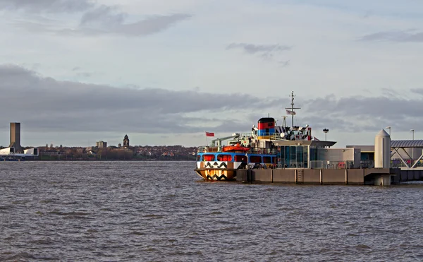 LIVERPOOL UK, 16 DICIEMBRE 2015. El ferry de Mersey en el ojo-ca — Foto de Stock