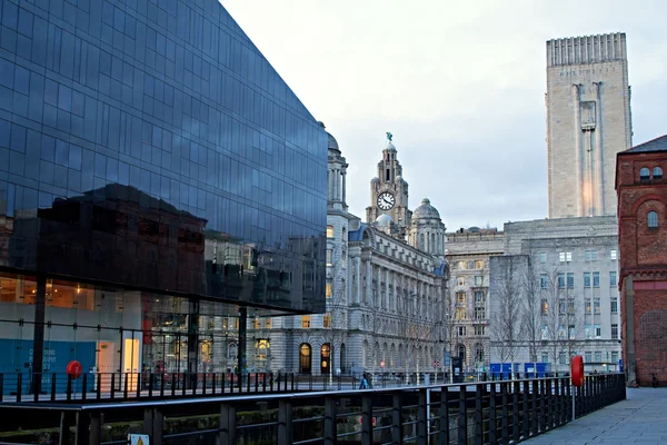 Il Royal Liver Building di Liverpool e i moderni uffici circostanti — Foto Stock