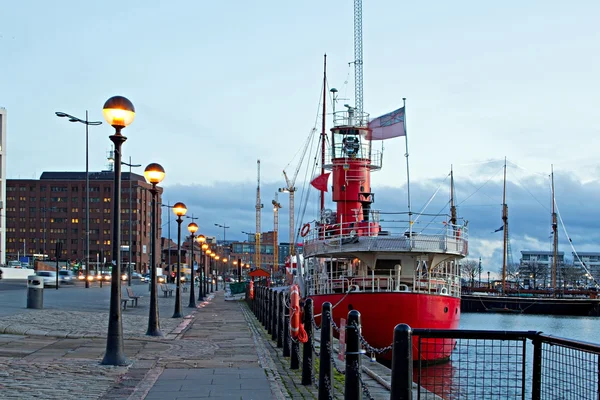 El complejo Albert Dock en Liverpool al atardecer — Foto de Stock