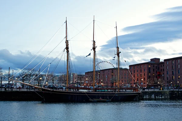 El complejo Albert Dock en Liverpool al atardecer — Foto de Stock