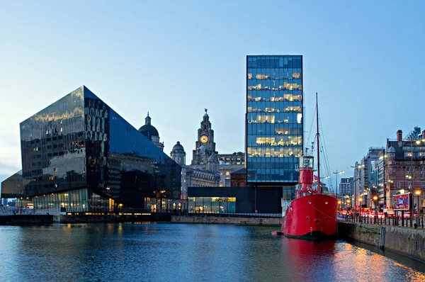 Albert Dock och levern byggnader i Liverpool Uk i skymningen — Stockfoto