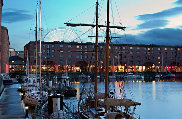 O complexo Albert Dock em Liverpool à noite — Fotografia de Stock