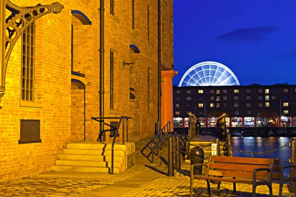 El complejo Albert Dock en Liverpool por la noche — Foto de Stock