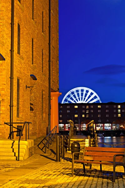 O complexo Albert Dock em Liverpool à noite — Fotografia de Stock