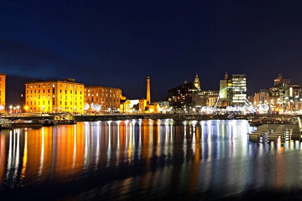 Het Albert Dock in Liverpool nachts complexe Rechtenvrije Stockfoto's