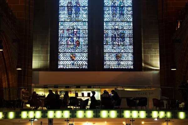 People in silhouette whilst having coffee inside Liverpool Angli — Stock Photo, Image