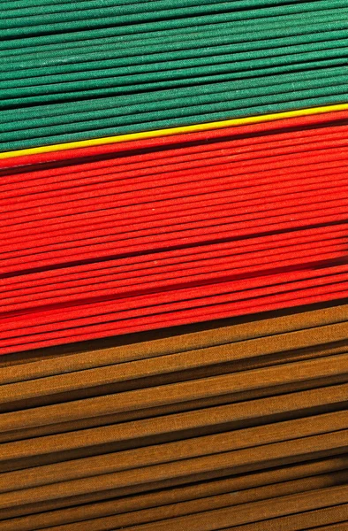 Pila di libri di testo multicolori su uno scaffale di biblioteca — Foto Stock