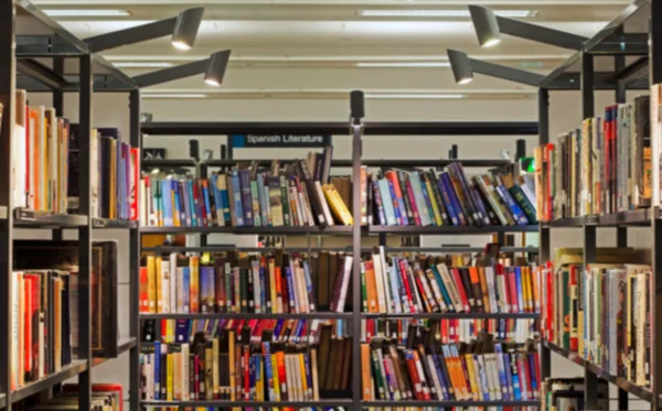 Livros desfocados em uma biblioteca pública moderna — Fotografia de Stock