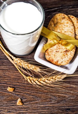 Süt ve Mısır gevreği bisküvi ile Kahvaltı