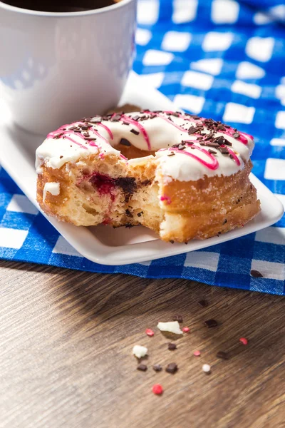 Sırlı çörek ve kahve fincanı Kahvaltı