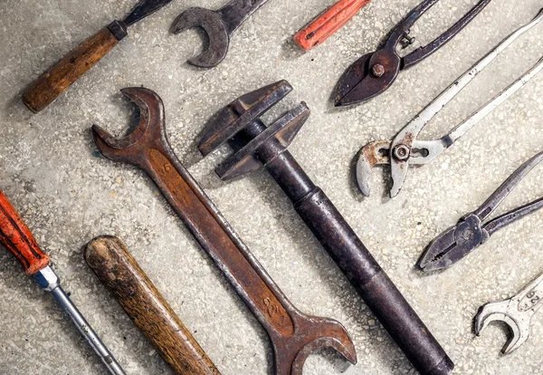 Grungy och rostiga gamla handverktyg. Användbar som bakgrund för reparation — Stockfoto