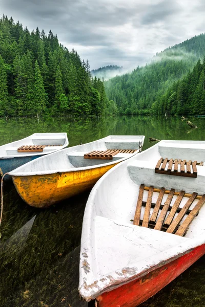 Mountain lake boats on a cloudy day — Stock Photo, Image